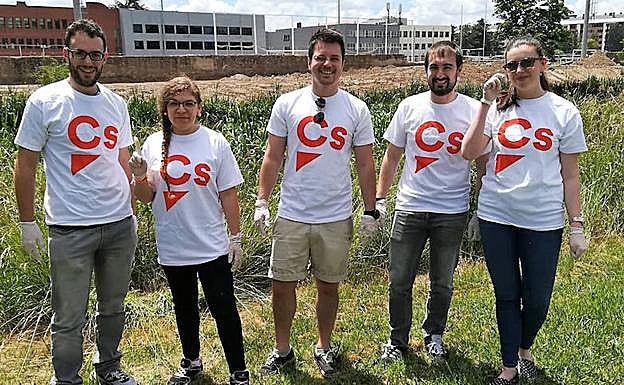 Tres miembros de Jóvenes de Ciudadanos analizaron los votos registrados. 