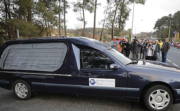 Coche fúnebre delante de la casa de la pareja.