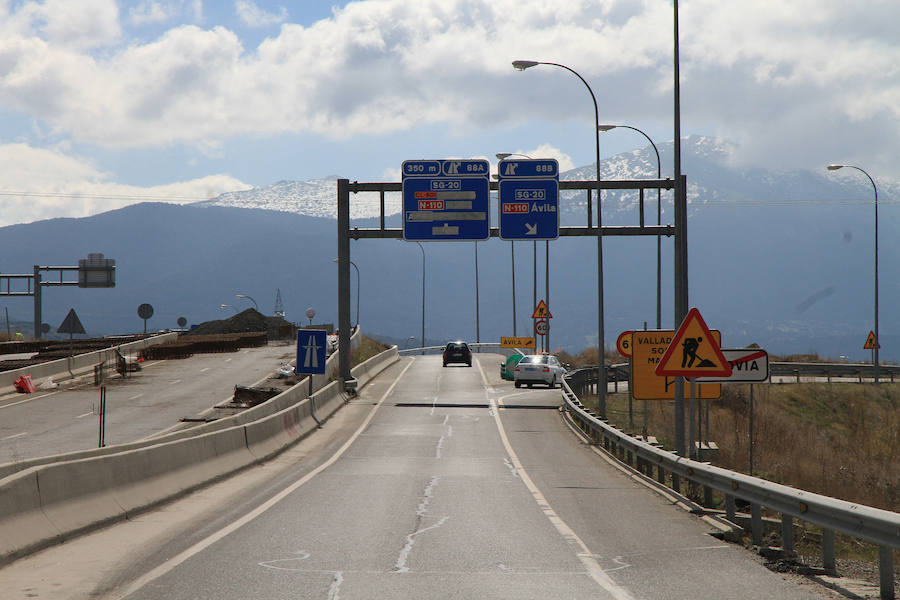 Dos vehículos circulan por el enlace de la SG-20 en dirección a la AP-61 y la N-603, ayer; a la izquierda, el tramo de acceso a la ciudad, cerrado y desviado hacia la CL-601.