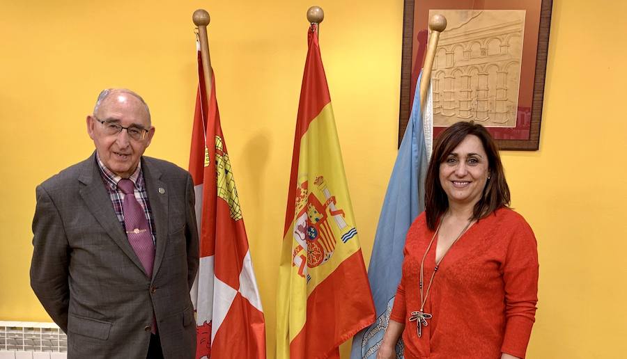 La concejala de Turismo, con el presidente de la Casa de Segovia.