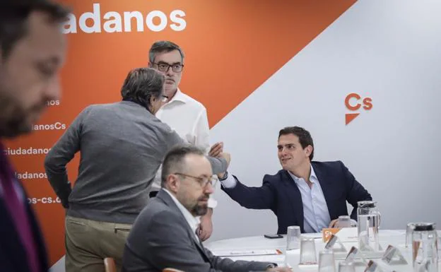 Albert Rivera, junto a otros miembros de la Ejecutiva de Ciudadanos, este martes en la sede del partido.