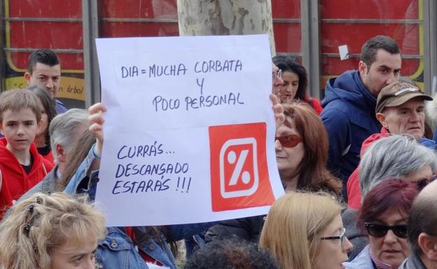 Protesta de los trabajadores de DIA contra el ERE en la cadena de supermercados, el pasado domingo en Valladolid.