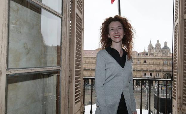 Ana Suárez, en un balcón del Ayuntamiento de Salamanca. 