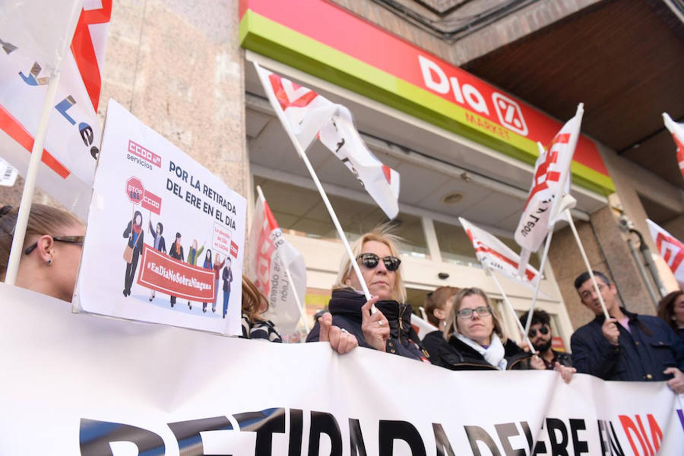 Una treintena de delegados sindicales se concentraron hoy miércoles en Valladolid para exigir la retirada del Expediente de Extinción de Empleo de Supermercados DIA, que afecta en Castilla y León a 1.140 trabajadores de la compañía.