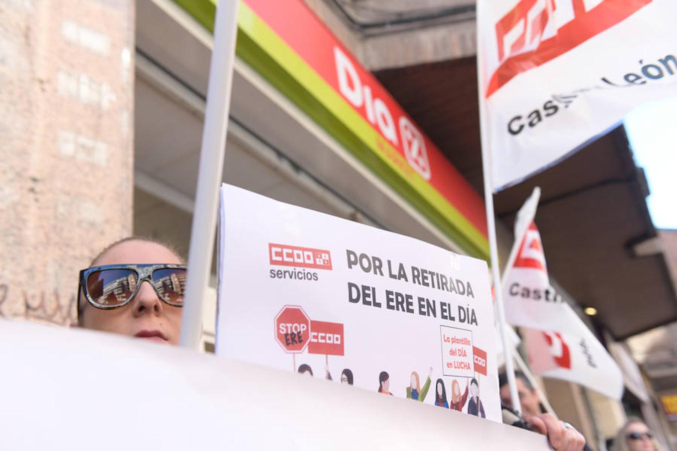 Una treintena de delegados sindicales se concentraron hoy miércoles en Valladolid para exigir la retirada del Expediente de Extinción de Empleo de Supermercados DIA, que afecta en Castilla y León a 1.140 trabajadores de la compañía.