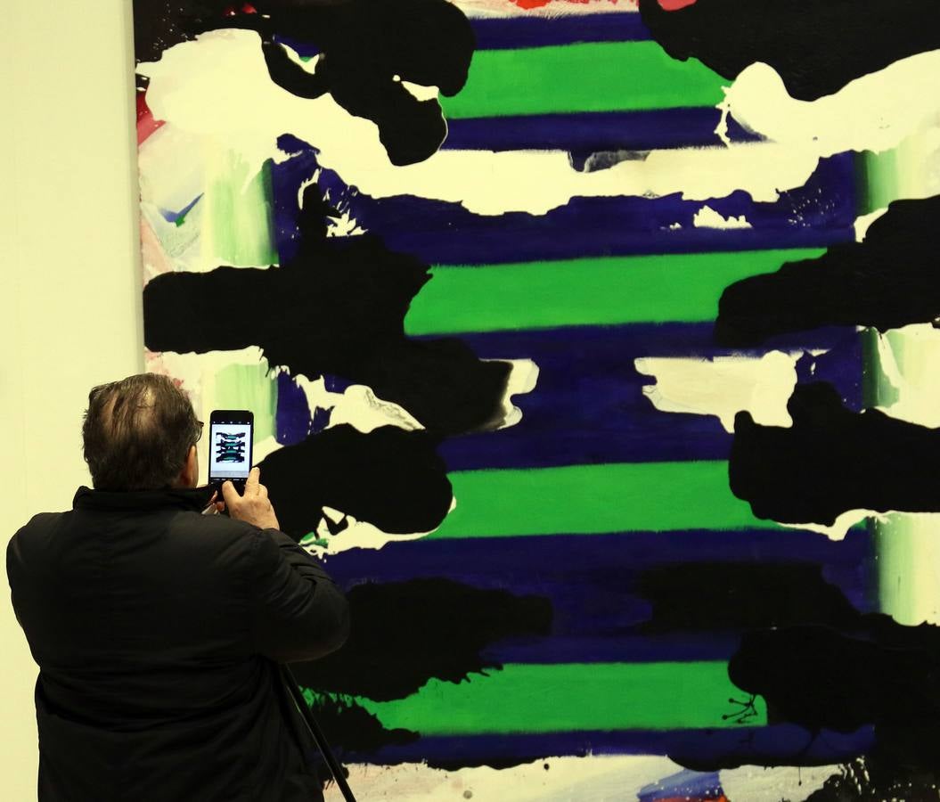 La Capilla del Museo acoge dos esculturas del arquitecto mientras que 19 lienzos de gran formato llenan la Sala 9 con la exposición 'Figuras simultáneas'