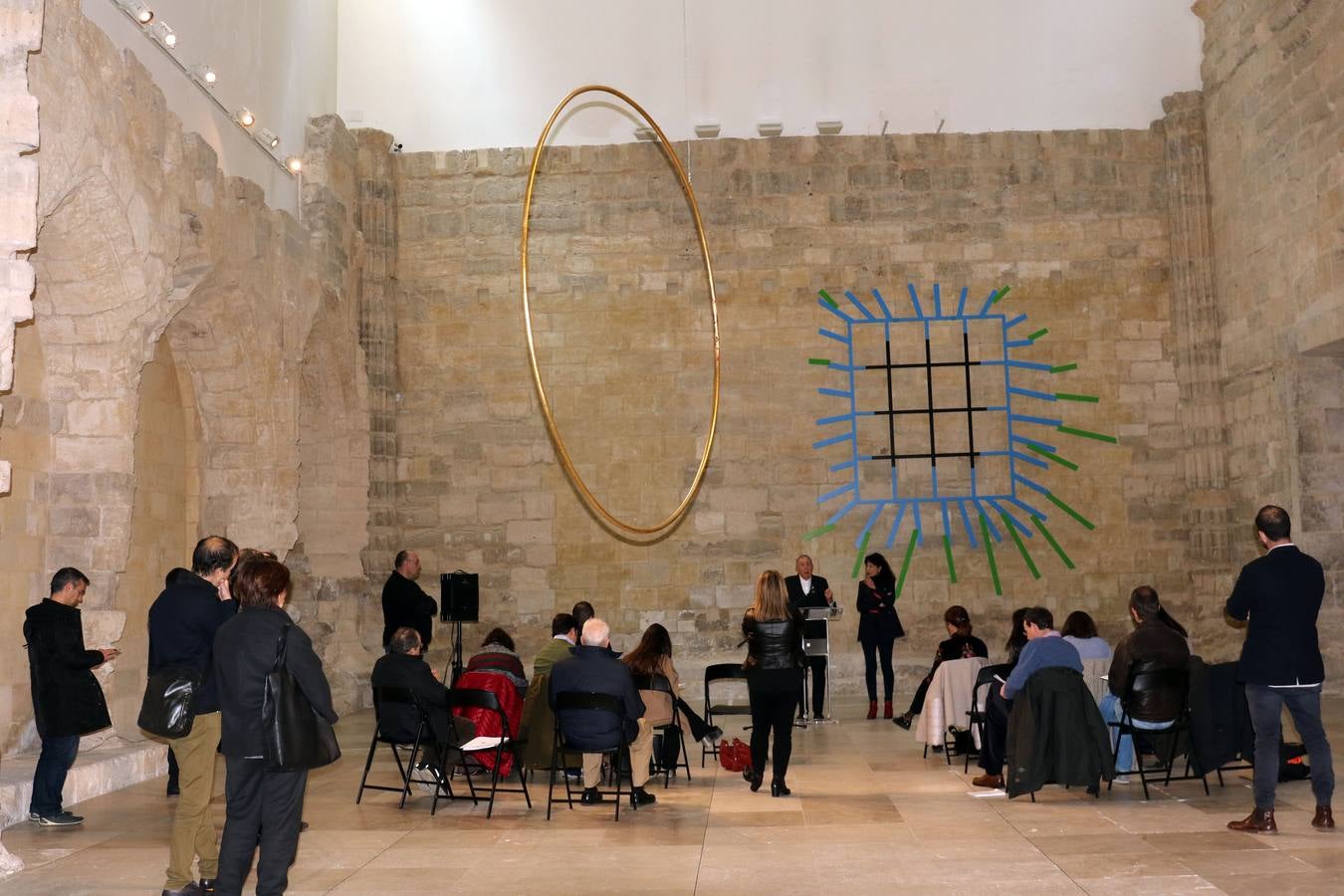 La Capilla del Museo acoge dos esculturas del arquitecto mientras que 19 lienzos de gran formato llenan la Sala 9 con la exposición 'Figuras simultáneas'