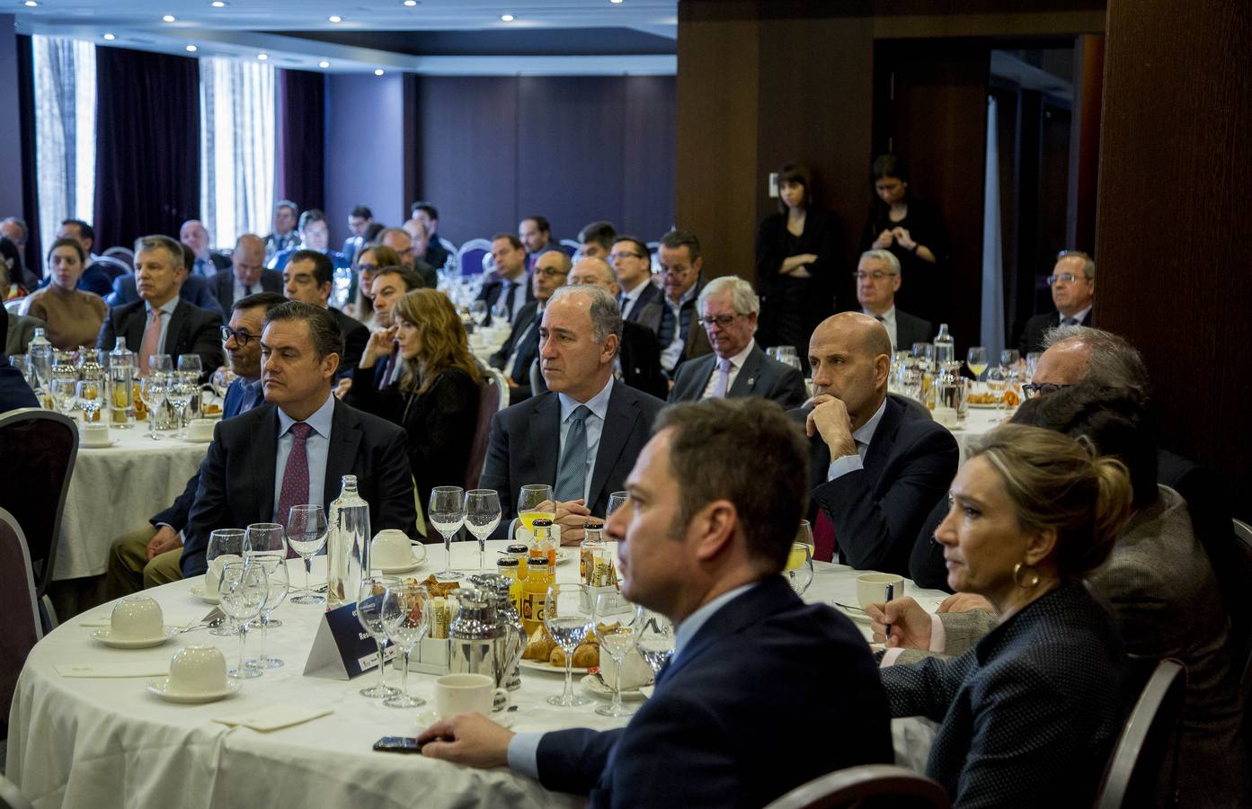 El presidente del Instituto de Estudios Económicos (IEE) ofreció la conferencia 'Situación y perspectivas de la economía española'