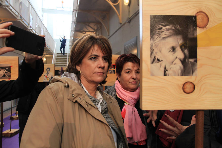 Fotos: La ministra de Justicia visita la exposición &#039;Pasos sin Tierra&#039; y el Memorial Democrático en La Cárcel Centro de Creación