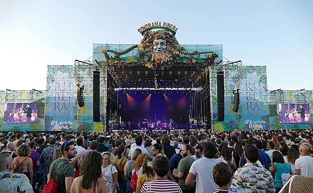 Los jóvenes asisten a una de las actuaciones de Sonorama Ribera. 