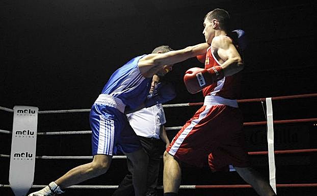 Miguel Cuadrado (de rojo) en una competición.