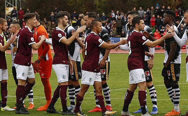 Los jugadores de Unionistas y Salamanca CF se saluda en LasPistas.
