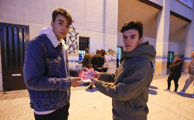 Dos seguidores de Avenida posan con sus entradas compradas ayer en Wüzburg. 