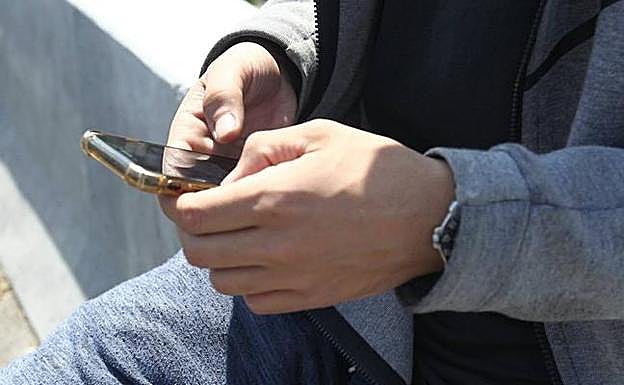 Una persona utiliza su teléfono móvil.