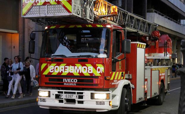 Los bomberos de Palencia sofocan un fuego en la cocina de un domicilio 