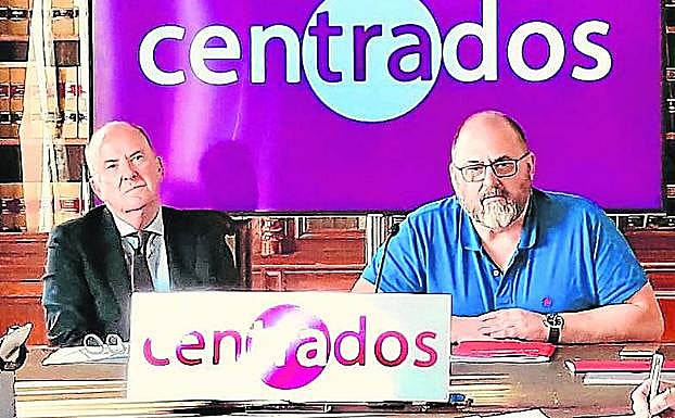 Jesús Tovar (i) y Cosme Aranguren, ayer en el Ayuntamiento. 