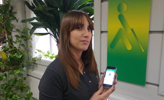 La nueva diretora de la ONCE en Palencia, Paula Calvete, con la 'app' 'Moovit' en su móvil. 