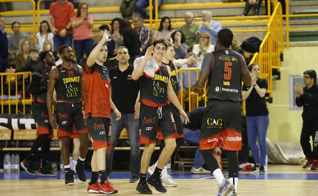 Los jugadores del CB Tormes celebran una canasta. 