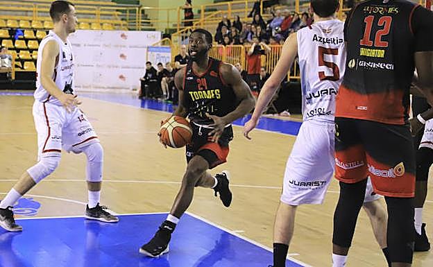 Jones realiza una entrada a canasta en Würzburg.