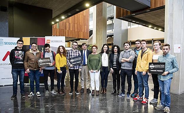 Participantes en el festival posan en el ágora del campus de la UVA tras recibir los premios. 
