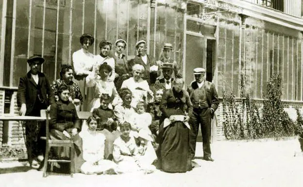 La familia, en el balneario de Las Salinas, de Medina del Campo. 