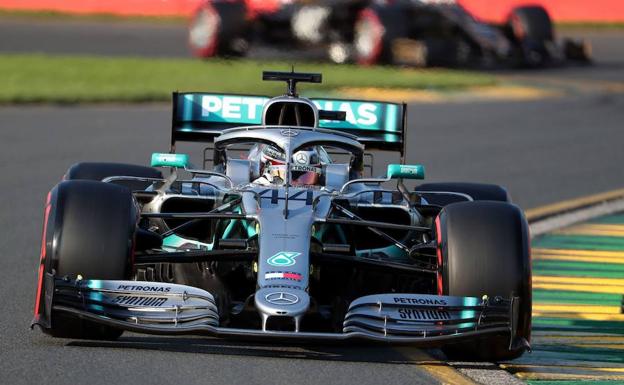 Lewis Hamilton, a los mandos de su Mercedes.