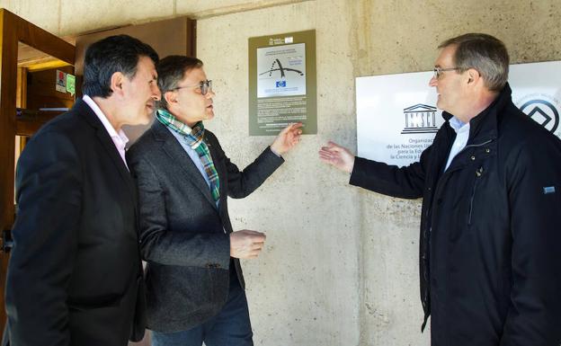 El consejero de Cantabria junto al director de Patrimonio y el presidente de la Dordoña.