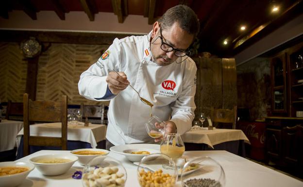 Toño González, de Los Zagales, durante la confección de su tapa. 