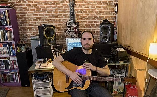 Álvaro Carmona, en su estudio. 