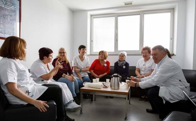 Soraya García, Concha García, Concha Cuadrado, Ascensión Hernández, Puri Bermejo, Angelines Marazuela, Emilia Vicente, Laura Callejo y José Antonio Queizán comparten un café. 