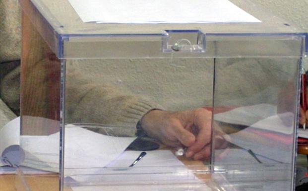 Urna con papeletas depositadas durante la votación en una anterior jornada electoral en la capital segoviana. 