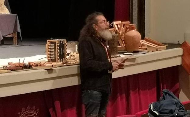 Pablo Zamarrón, en la presentación de la muestra de instrrumentos tradicionales.