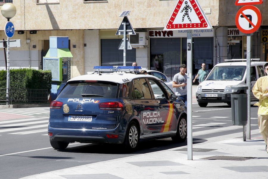 Un coche patrulla de la Policía Nacional recorre las calles de Salamanca.