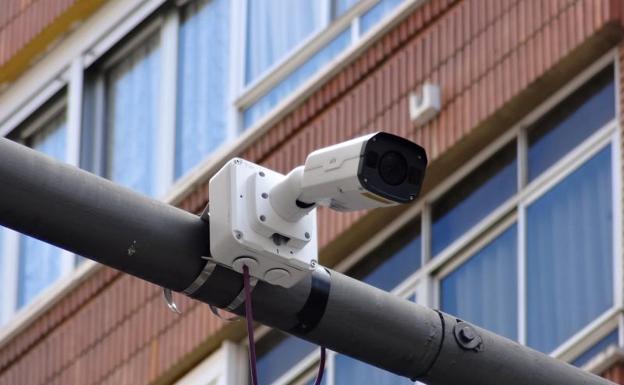 Detalle del dispositivo acoplado al semáforo de Gondomar para contar ciclistas y peatones. 