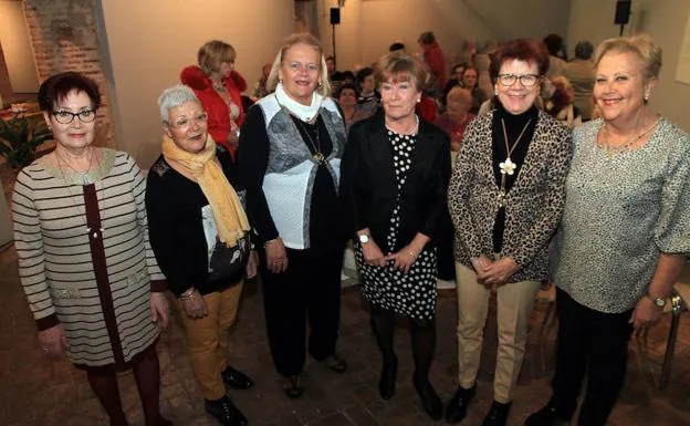 Mercedes Herrero, presidenta de la Asociación (cuarta por la izquierda) posa junto a otras componentes de la directiva. 