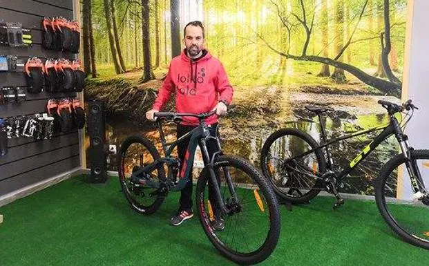 Rubén de la Torre, en su tienda-taller de bicis.