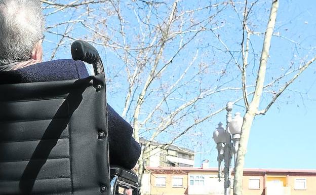 Imagen de espaldas de un hombre con discapacidad 