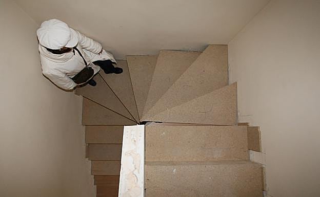 Escaleras de los chalés de la urbanización Ciudad de la Juventud de Fuensaldaña.