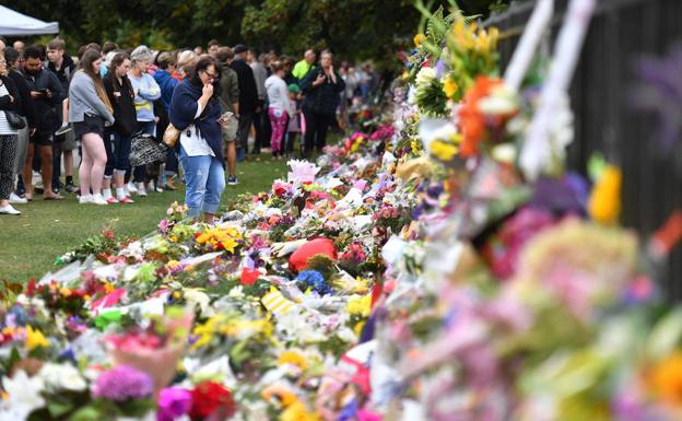 Flores en memoria de las víctimas de la masacre de Nueva Zelanda.