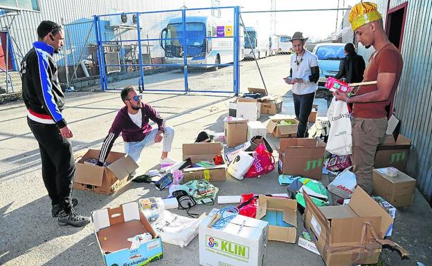 Jóvenes saharauis reúnen material escolar y juguetes para enviarlo a niños refugiados.