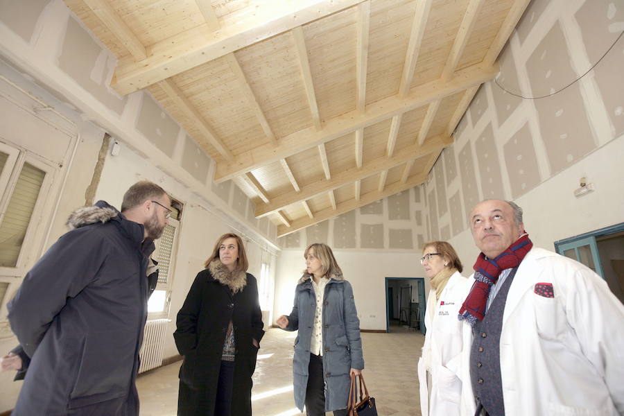 Javier Zurro, a la derecha, en una visita en enero de 2017 a las obras de mejora efectuadas en la escuela. 