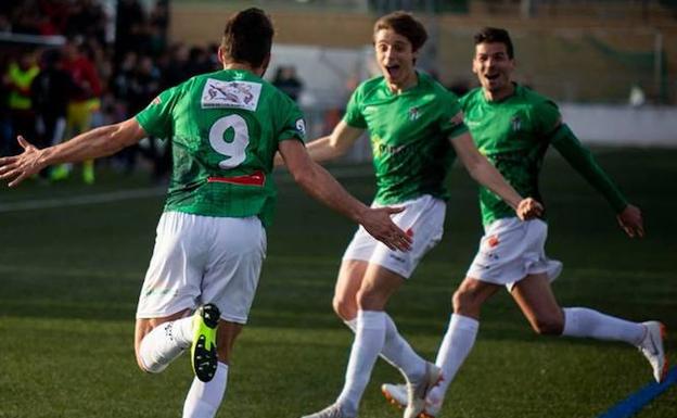 Pablo Espina corre para celebrar un gol junto a Luque y Razvan.