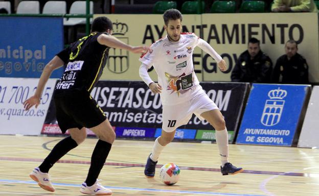 Álex Fuentes, durante el partido en el pabellón Pedro Delgado frente al O'Parrulo.