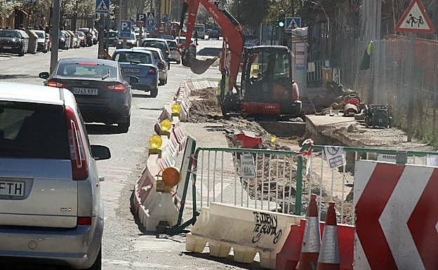 Los coches circulan por un solo carril por las obras que se llevan a cabo en Ezequiel González. 