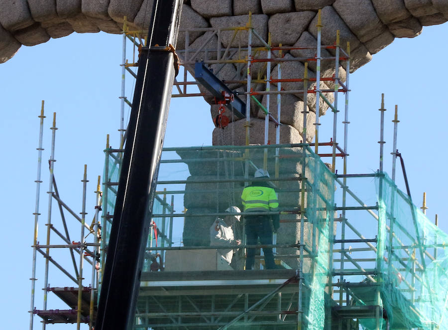 Fotos: Retiran a la Virgen del Acueducto para su restauración