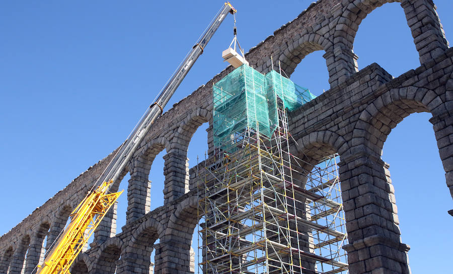 Fotos: Retiran a la Virgen del Acueducto para su restauración