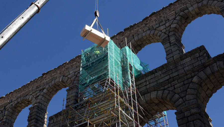 Fotos: Retiran a la Virgen del Acueducto para su restauración