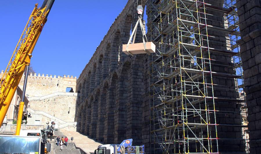 Fotos: Retiran a la Virgen del Acueducto para su restauración