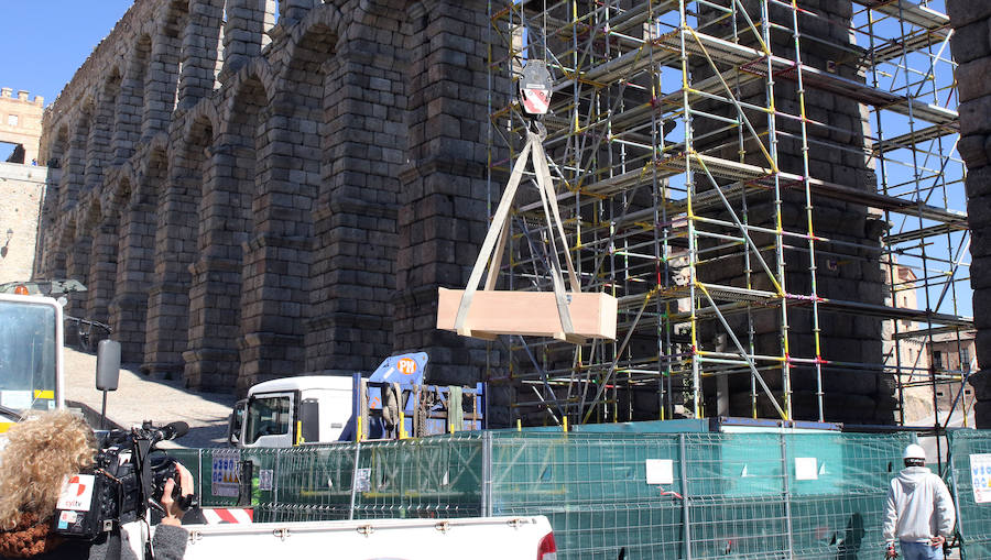 Fotos: Retiran a la Virgen del Acueducto para su restauración