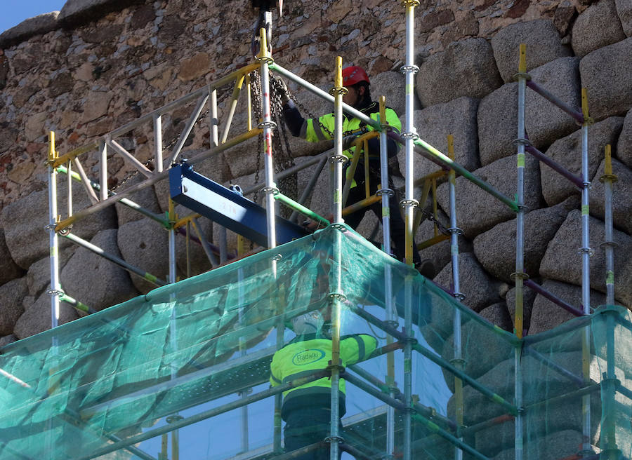Fotos: Retiran a la Virgen del Acueducto para su restauración